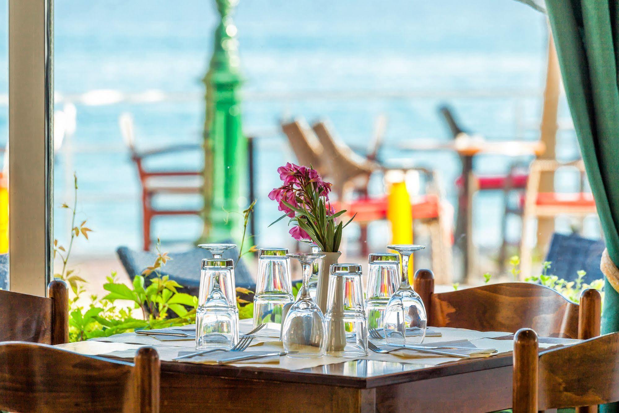 Xenios Dolphin Beach Hotel Poszídi Kültér fotó